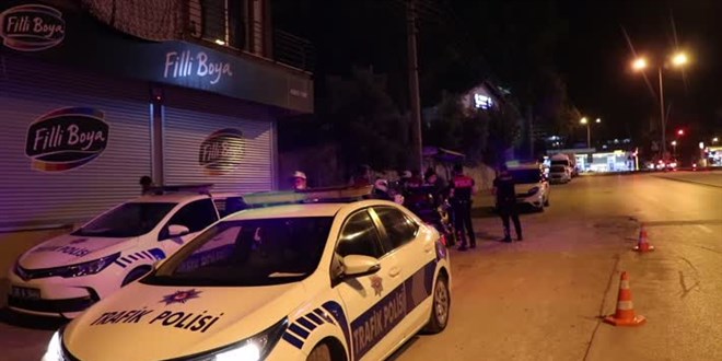 'Dur' ihtarına uymayıp polise çarparak kaçan zanlı kovalamaca sonucu yakalandı