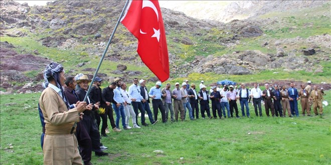 Vatandalar Akttn blgesinde Trk bayraklaryla halay ekti