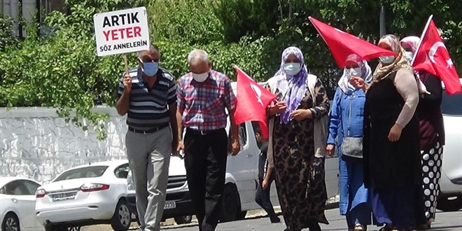 HDP önündeki evlat nöbetine bir aile daha katıldı
