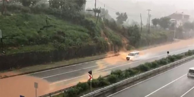 Rize'de sağanak; dereler taştı, evleri su bastı, yollar kapandı