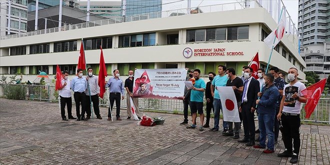 Japonya'da FETÖ'ye ait okulun önünde terör örgütü protestosu