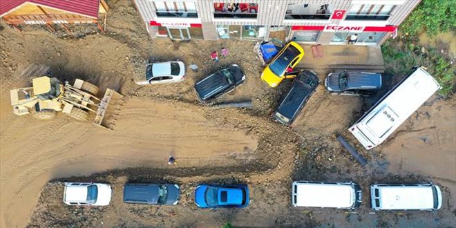 Güneysu'daki sel ve heyelanın hasarı gün ağarınca ortaya çıktı