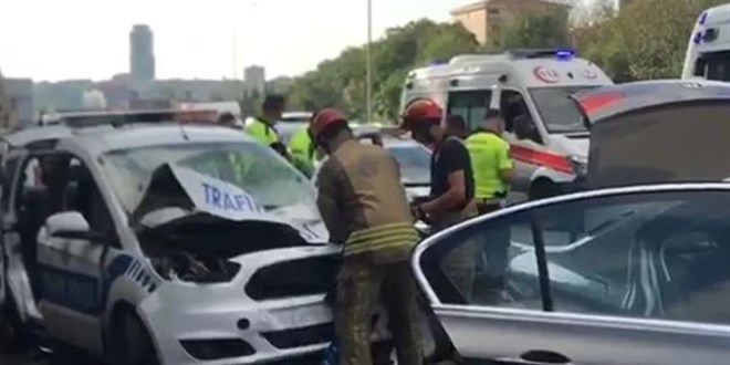 TEM Otoyolu'nda polis aracıyla otomobil çarpıştı: 2'si polis 3 yaralı