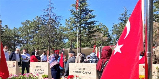 Şehit Ömer Halisdemir'in kabrine ziyaretçi akını