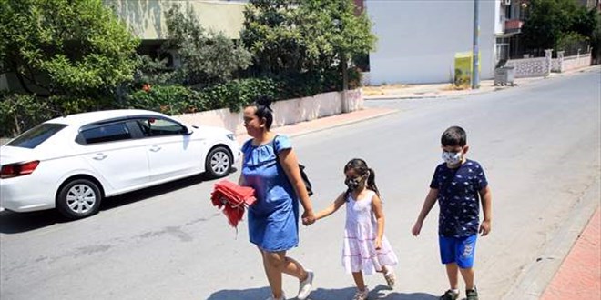 Çöpte bulduğu bayrakları temizleyip 15 Temmuz için esnafa dağıttı