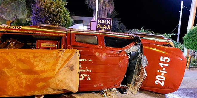 Mersin'deki yangına gitmeye çalışan ekip kaza yaptı: 2 yaralı