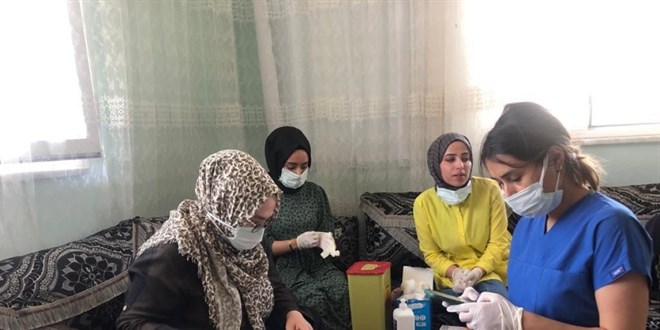 Siirt'te ikna timleri, kapı kapı gezerek aşının kısırlık yapmadığını anlatıyor