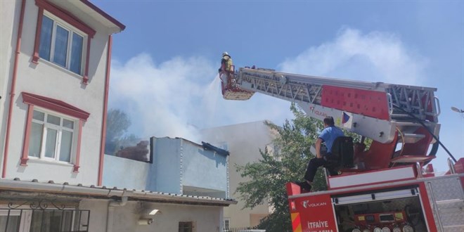 Yanan evdeki yaşlı kadını okuldan koşan öğretmen kurtardı