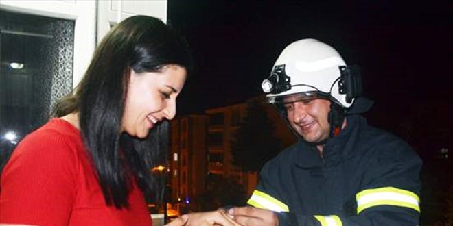 İtfaiye aracının merdiveniyle çıktığı balkonda evlilik teklifi yaptı