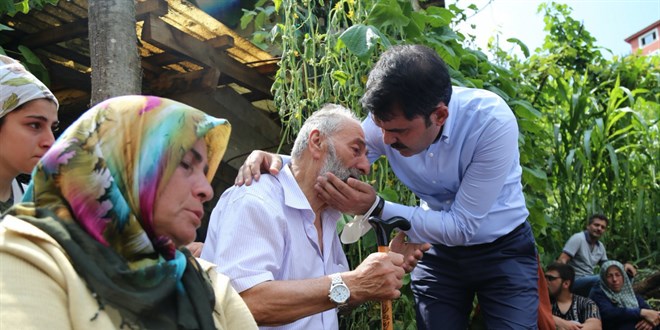 Çocukları selde kaybolan aileye Bakan Kurum'dan teselli