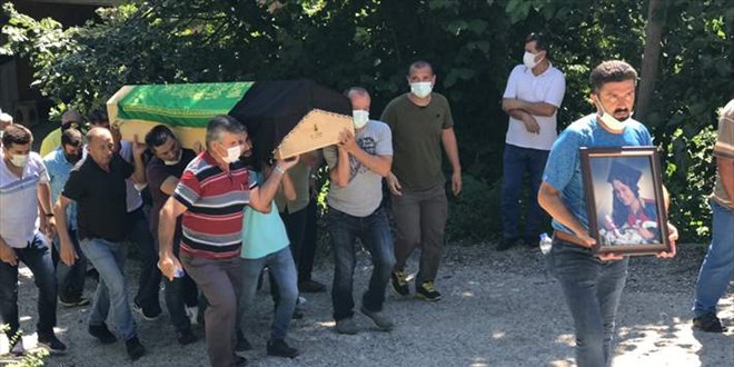 Balayı yolundaki kazada hayatını kaybeden hemşirenin cenazesi defnedildi