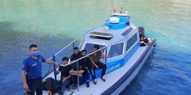 Aç ve susuz göçmenleri polis ve jandarma kurtardı