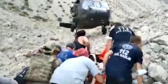 Askeri helikopter ayı saldırısına uğrayan turist için havalandı