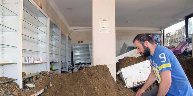 Sel mağduru eczacı çamurlar içinde ilaçlarını arıyor