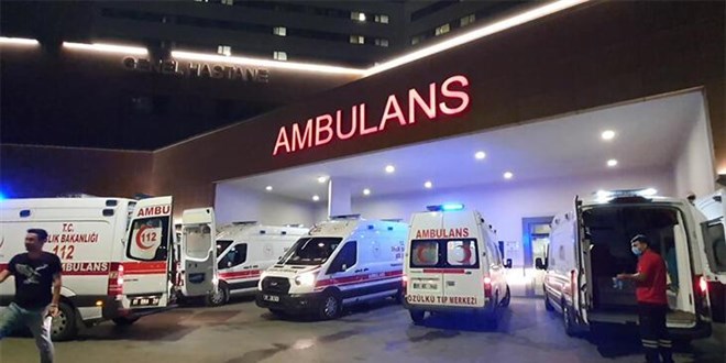 Akşam ekip aracını taşladı, gece polisi bıçakladı
