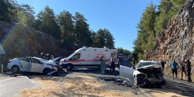 Antalya'da feci kaza: Polis memuru ve oğlu hayatını kaybetti