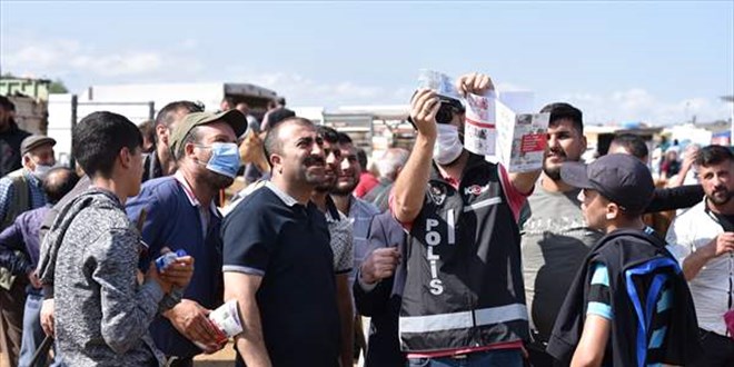 Polis ekipleri Kars'taki hayvan pazarında 'sahte para'ya karşı sıkı tedbir aldı