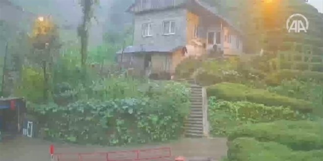 Rize'deki selden vatandaşların son anda kurtulmaları güvenlik kamerasına yansıdı