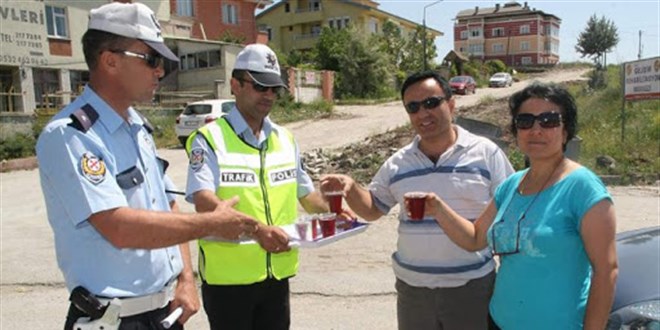 Yozgat'ta trafik polislerinden sürücülere çay ikramı