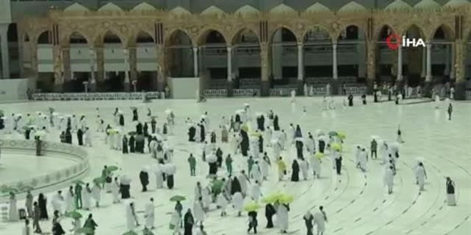 Kabe'de Hacı adaylarının ilk tavafı başladı
