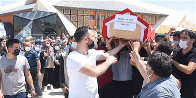Eşi tarafından öldürülen özel harekat polisi toprağa verildi