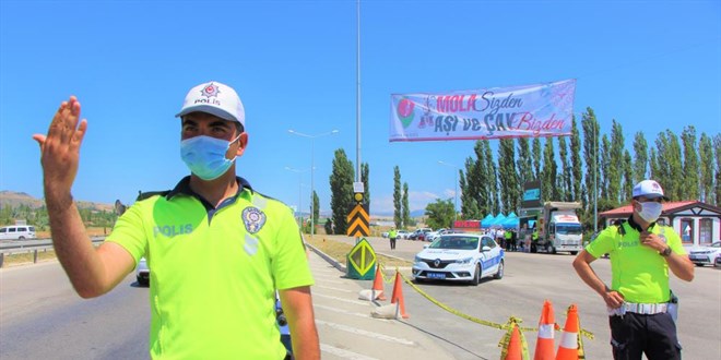 Polis noktasında isteyenlere Kovid-19 aşısı yapılıyor