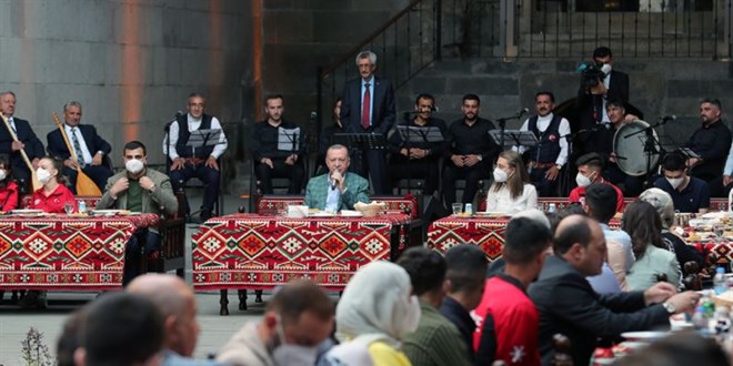 Cumhurbaşkanı Erdoğan Erzurum'da gençlerle buluştu