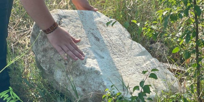 Tarlada 2 bin yıllık kitabe bulundu