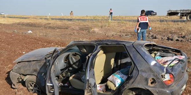 Polis memurunun kullandığı araç şarampole devrildi: 2 ölü