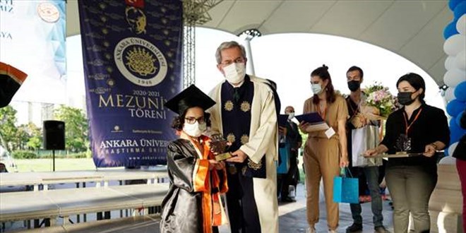 Çocukluğunda tedavi için geldiği üniversiteden birincilikle mezun oldu