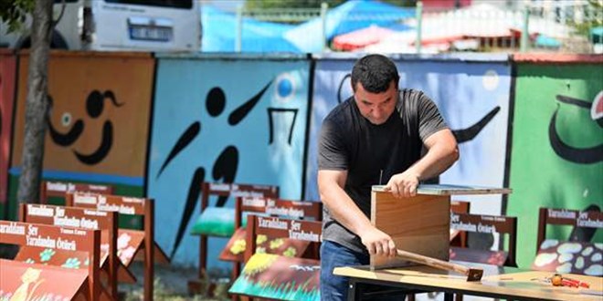 Okullarda kullanılmayan kara tahtalar sokak hayvanlarına mama standı oldu