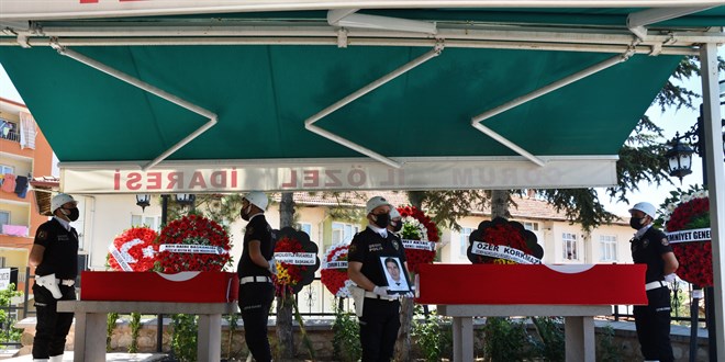 Trafik kazasında vefat eden polis memuru ile oğlu defnedildi