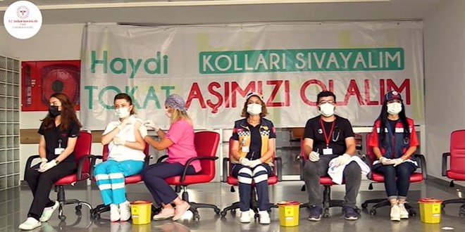 Sağlık çalışanları birbirlerini aşıladı
