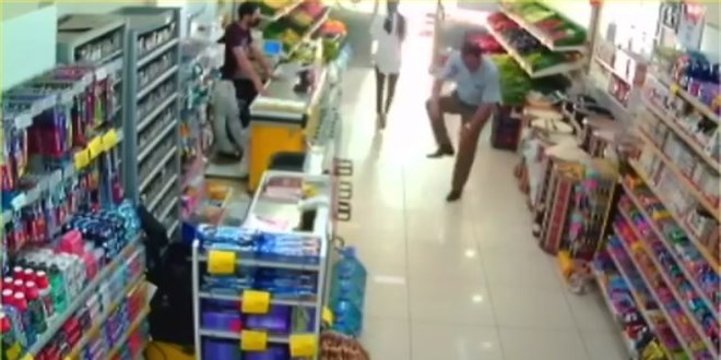Maskeyi öyle bir yerinden çıkarttı ki görenler şaşkına döndü