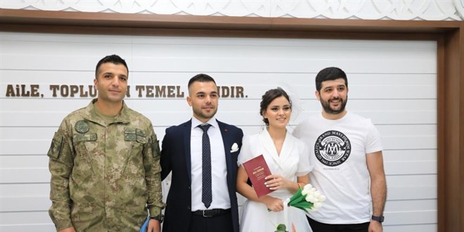 Uzman çavuşun nikah şahidi komutanı oldu