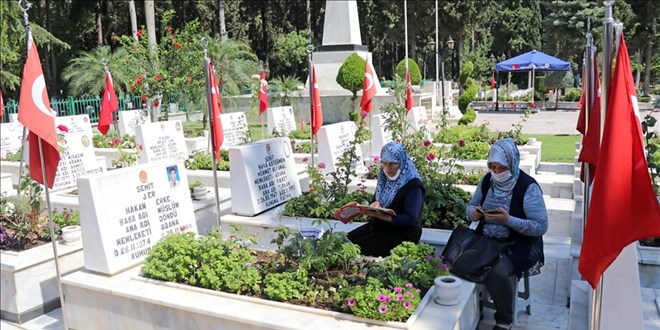 Şehitliklerde hüzünlü bayramlaşma