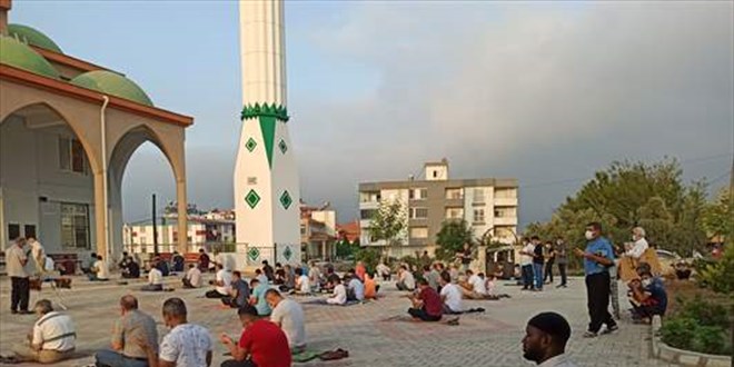 Adana, Mersin, Hatay, Osmaniye ve Trabzon'da Kurban Bayramı namazı kılındı