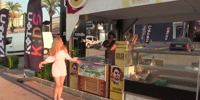 'Çılgın Dondurmacı'nın' tezgahın arkasında yaptığı gösteri ilgi çekiyor