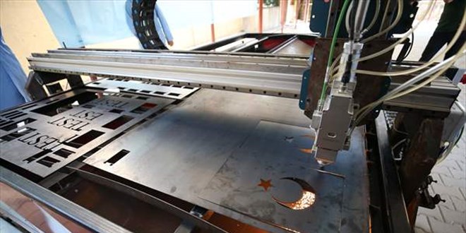 Meslek lisesi öğrencileri, CNC fiber lazer kesim makinesi üretti