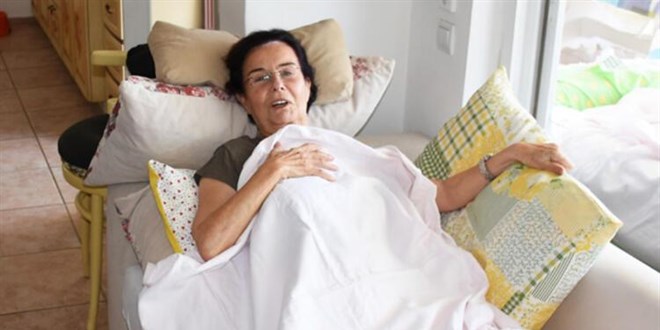 Rahatsızlanan sanatçı Fatma Girik hastaneye kaldırıldı