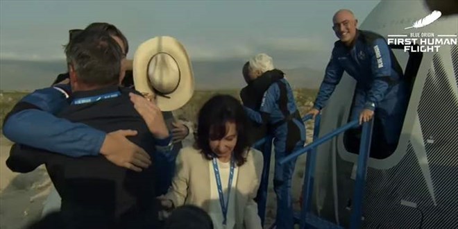 Jeff Bezos ve beraberindeki mürettebatı taşıyan araç uzaya fırlatıldı