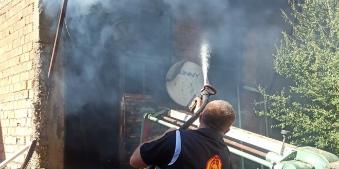 Yanan ekmek teknesini kurtarmak isteyen adam son anda kurtarld