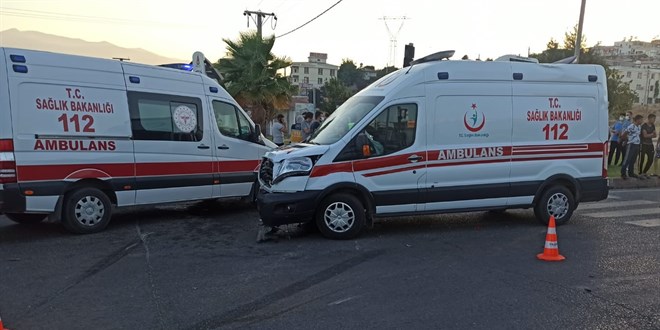 Ambulans ofr trafik kazasnda yaamn yitirdi