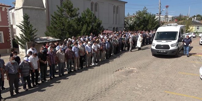 Öğretmen çift ve iki çocuğu kazada hayatını kaybetti