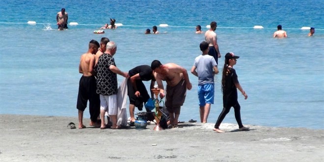 Salda Gölü'nde nargile içen ve çamur banyosu yapan 5 kişiye idari yaptırım