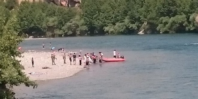 Dicle Nehri kıyısında mahsur kalan 21 kişi AFAD ve JAK ekiplerince kurtarıldı