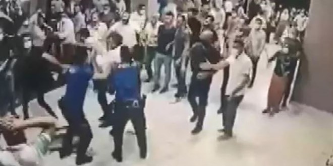 Ölen koronavirüs hastasının yakınları polis ve sağlık çalışanlarına saldırdı