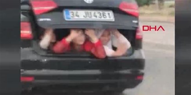 Çocukların otomobil bagajında tehlikeli yolculuğu