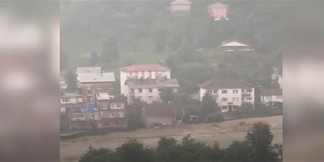Arhavi'de selde trafo merkezinin yıkılma anı kamerada