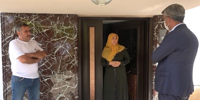 Aşılanmanın az olduğu Bingöl'de, Sağlık Müdürü vatandaşı ikna edip aşı yaptı